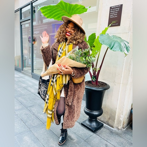 Meet your Posher, Sabrina - Picture 1 of 6